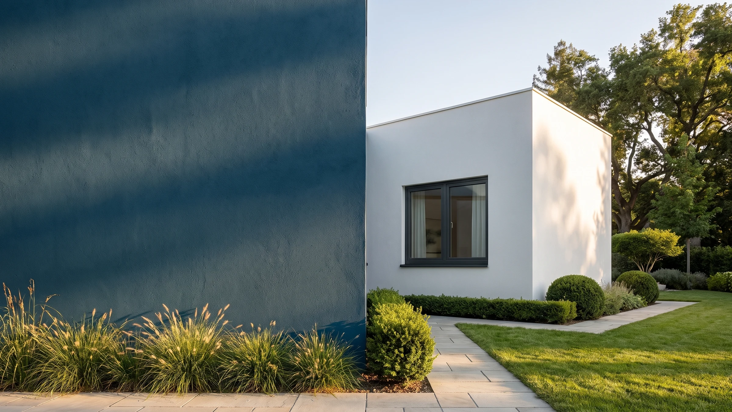 Casa con finestra Alu-Futural Monoblocco BUDVAR sulla parete del marchio — vista esterna
